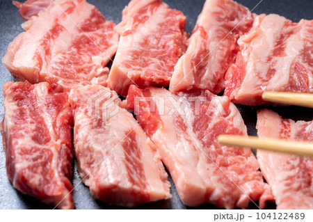 牛肉(中落ちカルビ焼肉用)をフライパンで焼く調理シーン。 104122489