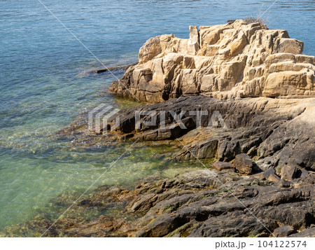 穏やかで美しい海の岩場の波打ち際。の写真素材 [104122574] - PIXTA