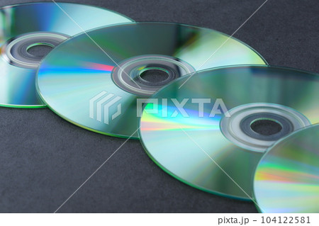 データが入ったコンパクトディスク（CD）の円盤 104122581
