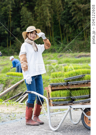 田んぼと若い女性 104122608