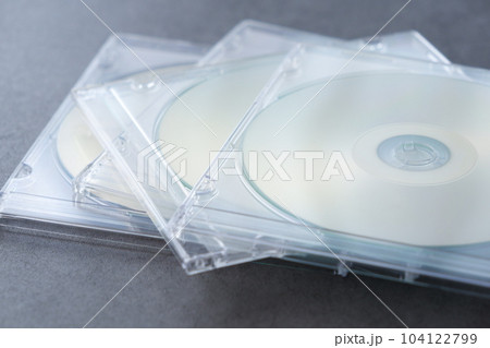 プラケースに入ったコンパクトディスク(CD) プラケースに入ったコンパクトディスク(CD) 104122799