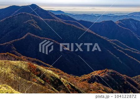 奥日光・社山山頂から見る半月山と筑波山遠望 104122872