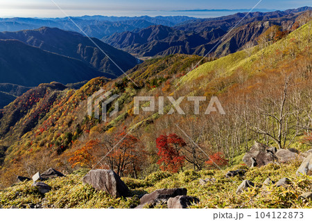 奥日光・社山山頂から紅葉の山並みと関東平野・富士山の眺め 104122873
