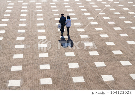 【神奈川県】カップルの後姿が素敵な横浜の象の鼻パーク 104123028