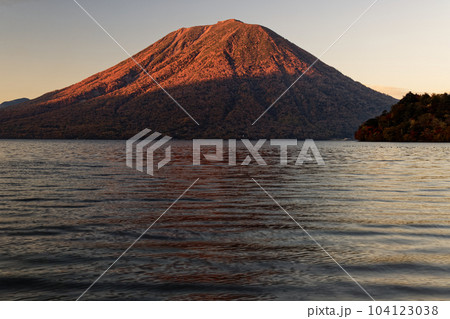 中禅寺湖畔から見る夕照の男体山 104123038