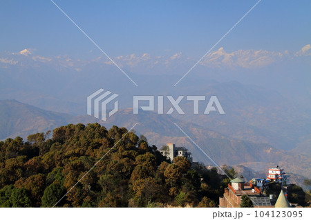 南アジアのネパール ヒマラヤの展望台として知られるカトマンドゥ郊外の村ナガルコットからの景色 南アジアのネパール ヒマラヤの展望台として知られるカトマンドゥ郊外の村ナガルコットからの景色 104123095