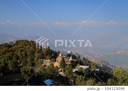 南アジアのネパール　ヒマラヤの展望台として知られるカトマンドゥ郊外の村ナガルコットからの景色 104123096
