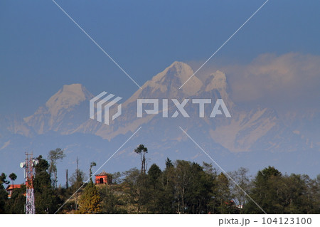 南アジアのネパール　ヒマラヤの展望台として知られるカトマンドゥ郊外の村ナガルコットからの景色 104123100