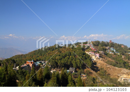 南アジアのネパール　ヒマラヤの展望台として知られるカトマンドゥ郊外の村ナガルコットからの景色 104123103
