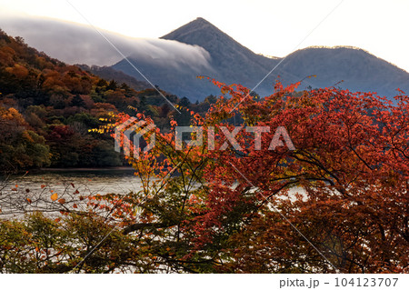 中禅寺湖畔から見る滝雲流れる夕暮れの社山 中禅寺湖畔から見る滝雲流れる夕暮れの社山 104123707