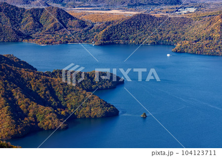 奥日光・半月山展望台から見る紅葉の中禅寺湖と戦場ヶ原 奥日光・半月山展望台から見る紅葉の中禅寺湖と戦場ヶ原 104123711