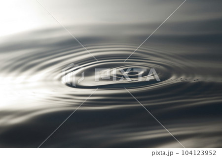 小波と波紋のイメージ 104123952