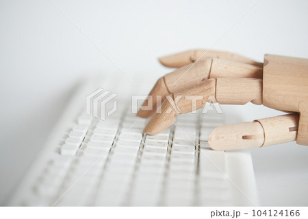 木製のロボットの手の指とパソコンのキーボード 木製のロボットの手の指とパソコンのキーボード 104124166