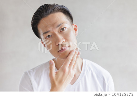 電気シェーバーで髭を剃る男性 104125575