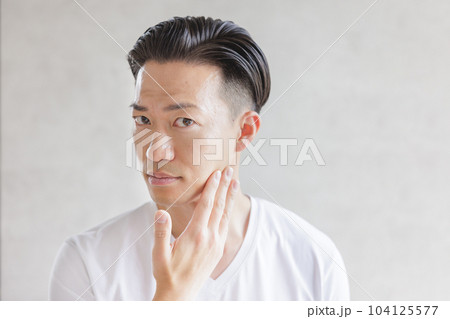 電気シェーバーで髭を剃る男性 104125577