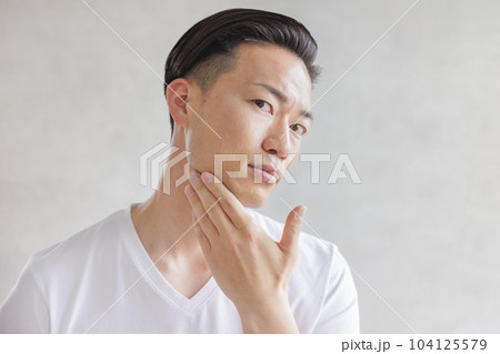 電気シェーバーで髭を剃る男性 104125579