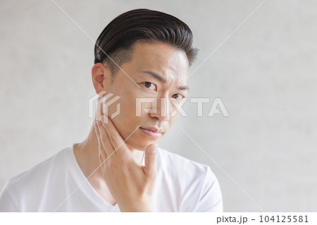 電気シェーバーで髭を剃る男性 104125581