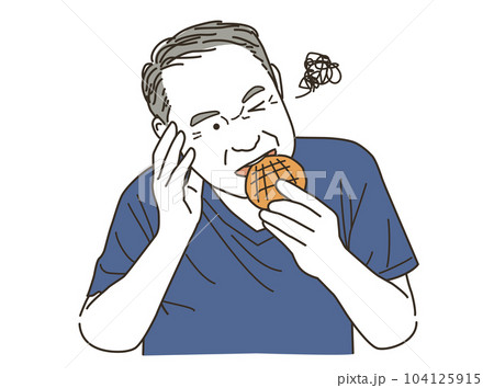 辛い表情で煎餅を食べる高齢者の男性 104125915