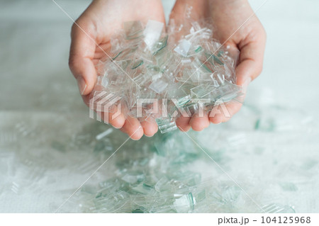プラスチックのかけらを持つ手元写真 104125968