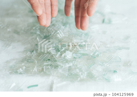 プラスチックのかけらを持つ手元写真 プラスチックのかけらを持つ手元写真 104125969