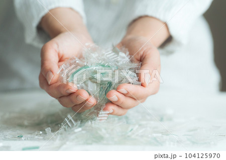 プラスチックのかけらを持つ手元写真 プラスチックのかけらを持つ手元写真 104125970