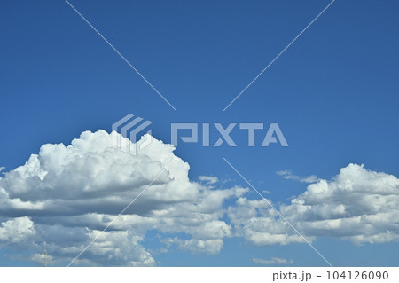 6月の梅雨の晴れ間の夏空 104126090