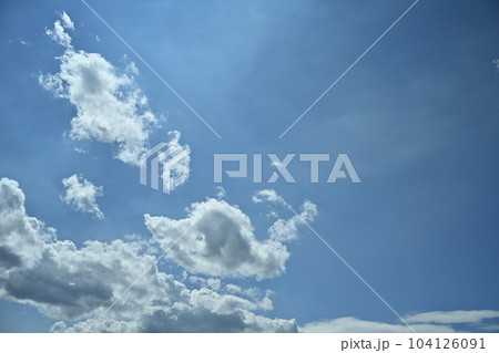 6月の梅雨の晴れ間の夏空 104126091