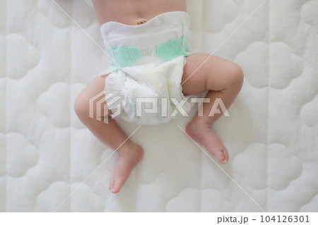 オムツをした新生児 オムツをした新生児 104126301