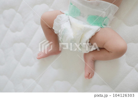 オムツをした新生児　 104126303