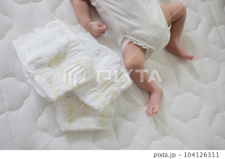 新生児と紙オムツ 新生児と紙オムツ 104126311