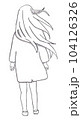 風になびいてる長髪の女性の後ろ姿 104126326