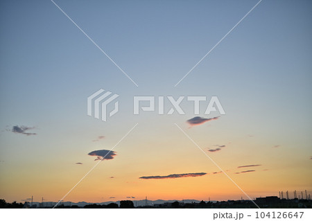 日が落ちて赤く染まる空と紅く燃える雲 104126647