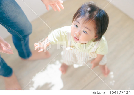 赤ちゃんのひとり立ち練習 ママのサポート 赤ちゃんのひとり立ち練習 ママのサポート 104127484