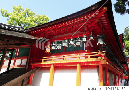 春日大社　回廊に並ぶ吊り燈籠 104128183