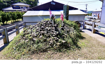 長崎県壱岐にある元寇との戦いで戦死した兵士の墓　千人塚 104129202
