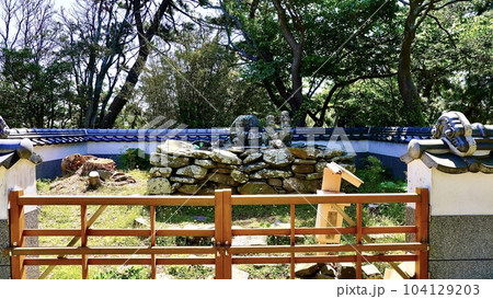 長崎県壱岐にある元寇との戦いで戦死した兵士の墓　少貳資時の墓 104129203