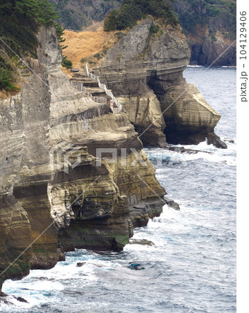 静岡県 堂ヶ島 遊歩道から見る蛇島の景色 2月 静岡県 堂ヶ島 遊歩道から見る蛇島の景色 2月 104129406