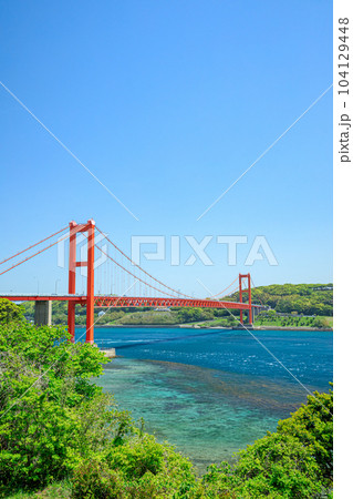 春の平戸島から見た平戸大橋　長崎県平戸市 104129448