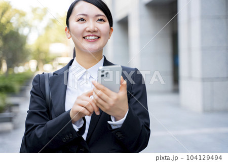 スーツを着たマスクの女性　就活生　リクルート　フレッシャーズ 104129494