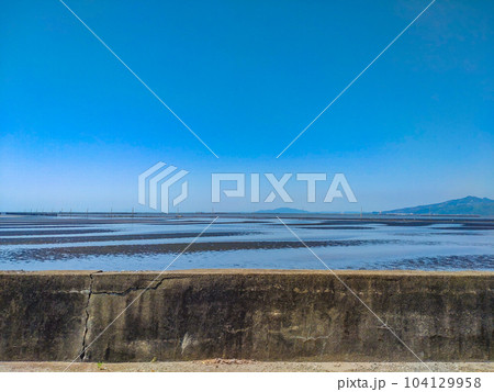防波堤と水平線へと続く干潟 104129958