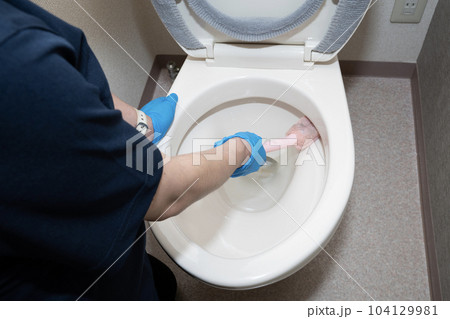 トイレの清掃をするハウスクリーニングの女性作業員 トイレの清掃をするハウスクリーニングの女性作業員 104129981
