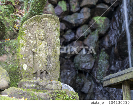 神社祀られた不動明王の石像 神社祀られた不動明王の石像 104130359