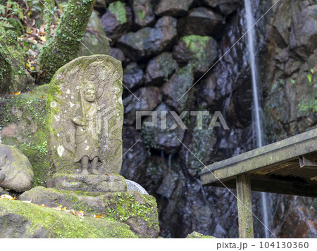神社祀られた不動明王の石像 104130360