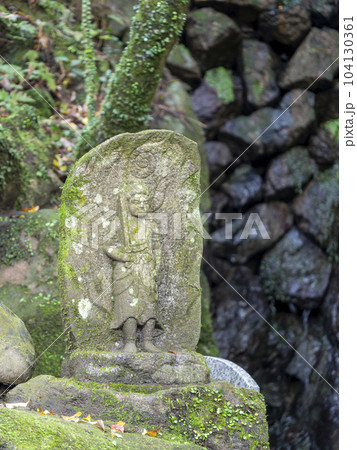 神社祀られた不動明王の石像 神社祀られた不動明王の石像 104130361