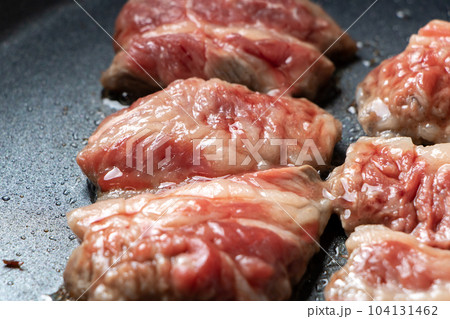 牛肉(中落ちカルビ焼肉用)をフライパンで焼く調理シーン。 104131462