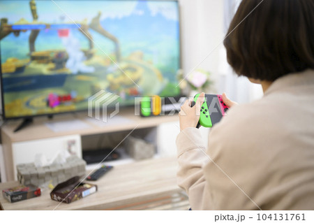 テレビゲームをする若い女性 104131761