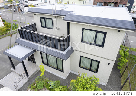 リフォームした後の住宅を空撮（住宅リフォームのビフォーアフター） 104131772