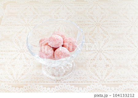 イチゴとラズベリー味のアーモンドボール 104133212