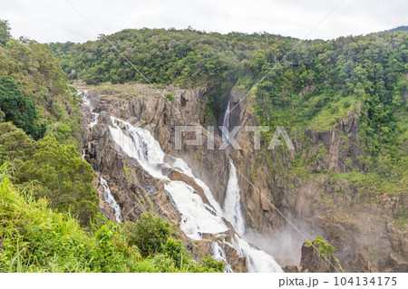 ケアンズ郊外のキュランダ鉄道の駅から見たバロン滝 104134175