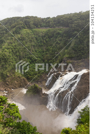 ケアンズ郊外のスカイレールの展望台から見たバロン滝 104134251